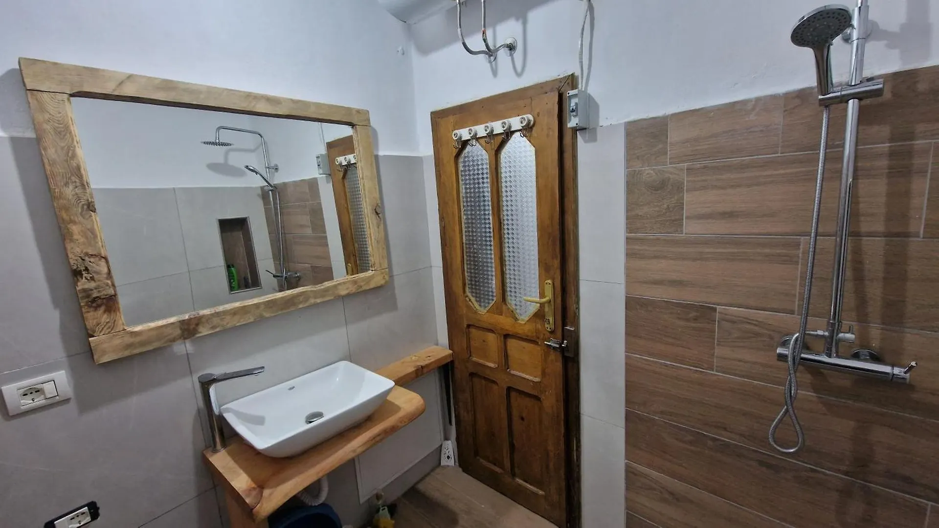 Villa Bujtinat Skenderi Gjinar 2 0*,